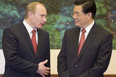Vladímir Putin conversa con Hu Jintao en el inicio de la visita que realiza el mandatario ruso a China.