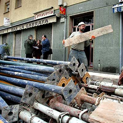 Obras de apuntalamiento de un edificio en el Turó de la Peira.