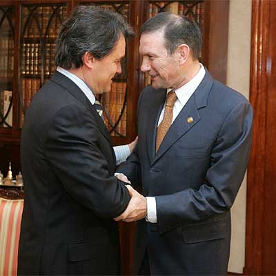 El lehendakari,  Juan José Ibarretxe (derecha), saluda a Artur Mas, líder de CiU, en Vitoria.