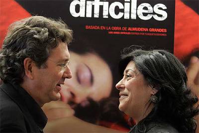 El director Gerardo Herrero, a la izquierda, y la escritora Almudena Grandes.