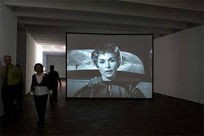 Aspecto de la instalación  24 hour psycho,  de Douglas Gordon, en la Fundación Miró de Barcelona.