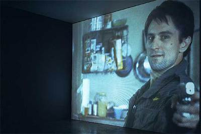 Imagen de la videoinstalación 'A través de un espejo' (1999).