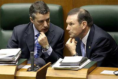 El  lehendakari  Ibarretxe (derecha), junto al portavoz del PNV, Iñigo Urkullu, en el Parlamento vasco.