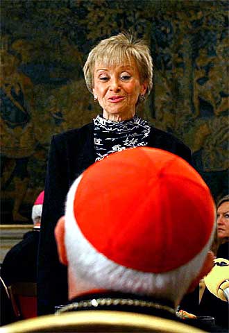 María Teresa Fernández de la Vega se dirige a Cañizares en el homenaje.