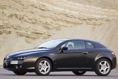 El Brera impacta por su poderío estético. El frontal se inspira en el del Alfa 159, y la cintura lateral ascendente, combinada con unas aletas musculosas, definen una imagen atlética, elegante y deportiva.