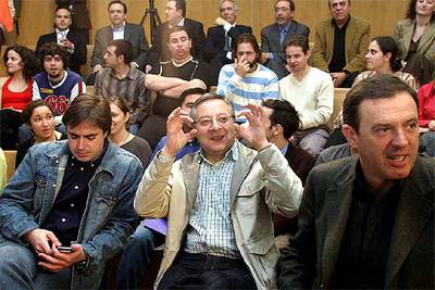 José Blanco, entre Erik Campos y Joan Ignasi Pla ayer en la Universidad de Alicante.