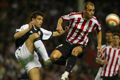 Yeste remata de cabeza ante la oposición del jugador de Osasuna Javier Flaño