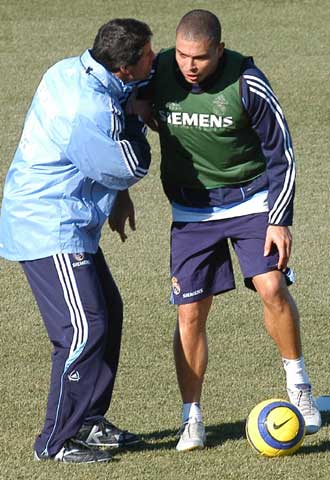 López Caro da instrucciones a Ronaldo durante un entrenamiento