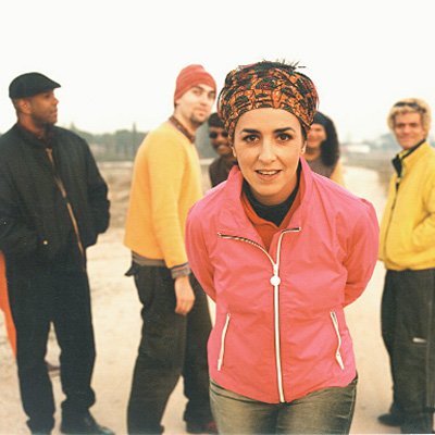 Amparo Sánchez y su banda, en 2002. No le gusta nada que la encasillen, pero 