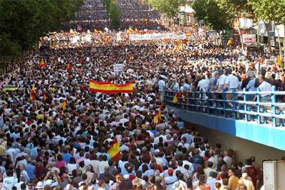 Manifestación de la AVT en Madrid en junio de 2005 contra el diálogo con ETA.