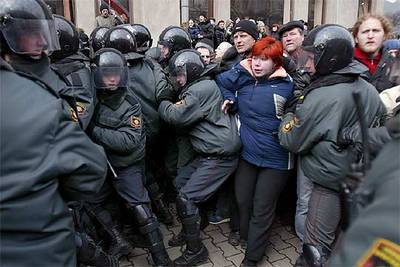 La policía disuelve una manifestación opositora en el centro de Minsk ayer.