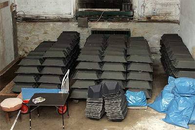 Cajas con los restos de los soldados alemanes se encuentran apiladas en una fábrica de Usti nad Labem, a 100 kilómetros de Praga.