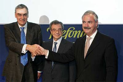 César Alierta, junto a los responsables de O2 tras el anuncio de compra en noviembre de 2005