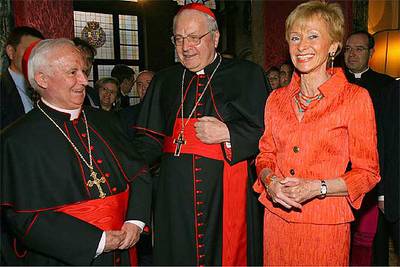 La vicepresidenta María Teresa Fernández de la Vega, con los cardenales Angelo Sodano (en el centro) y Antonio Cañizares.