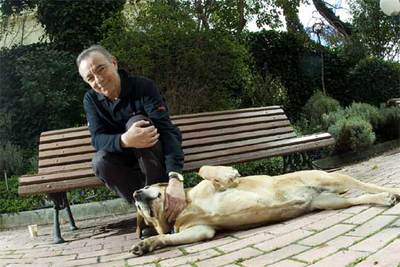José Luis Gómez, con su perra  Palometa. 