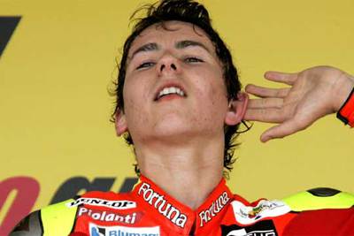 LORENZO, BAUTISTA Y PEDROSA ABANDERAN EL FESTIVAL ESPAÑOL EN JEREZ Y ROSSI SE CAE