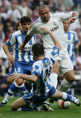 Ronaldo regatea a Héctor tras haber superado a César, a su espalda.