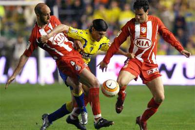 Medina intenta llevarse la pelota entre los rojiblancos Colsa y García Calvo.