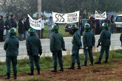 Efectivos de la Guardia Civil protegen la maquinaria para construir una autovía en Ibiza.