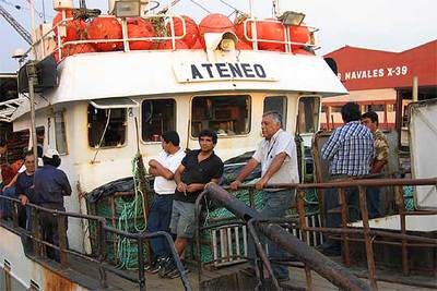 Miembros de la tripulación del barco pesquero   Ateneo,   amarrado en el puerto peruano del Callao.