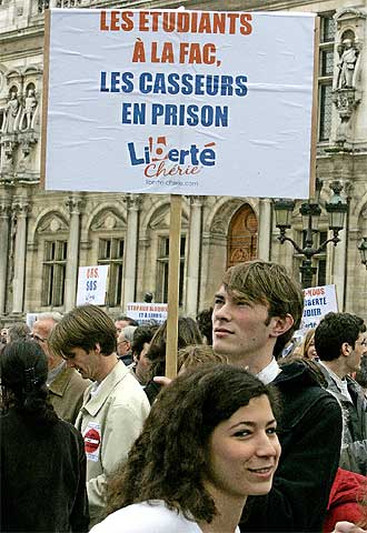 Manifestación de estudiantes contra la huelga y la violencia ayer en París.