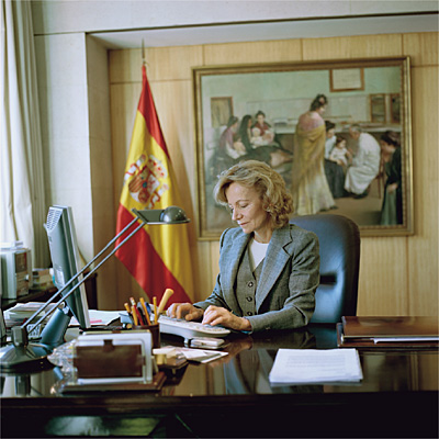 La ministra en su despacho, junto al cuadro 'Centro de vacunación', de Manuel González Santos.