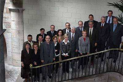 El Gobierno catalán en pleno, tras su reunión semanal. Abajo, reproducción de la carta en la que una ex secretaria de la consejera de Educación denuncia su relevo tras negarse a pagar cuotas a ERC.