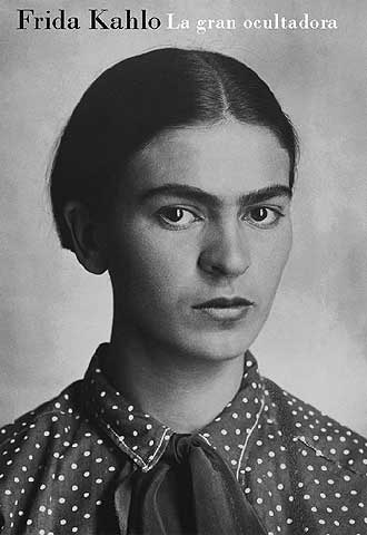 La muestra,  La gran ocultadora , está compuesta de 53 retratos de la pintora, realizados entre 1909 y 1954.