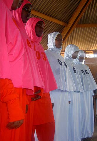 Las mujeres del campo de refugiados de Dadaab, con su nueva equipación.