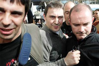 Arnaldo Otegi (en el centro), a su llegada ayer a la Audiencia Nacional.