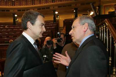 José Luis Rodríguez Zapatero charla con Alfonso Guerra antes del pleno del Congreso.