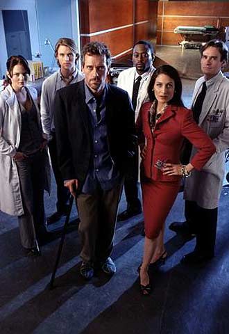 Hugh Laurie, en el centro, rodeado del equipo artístico de la serie  House. 