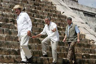 Fox, Bush y Harper (de izquierda a derecha), en las ruinas mayas de Chichén Itzá (México).