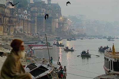 Barcas a lo largo del río Ganges a su paso por Benarés.