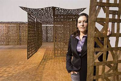 Cristina Iglesias en el Museo Ludwig, entre las piezas de su obra 'Tres corredores colgantes'.