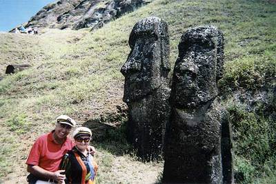 Los autores de la carta, junto a dos moai semienterrados en la ladera del volcán Rano Raraku de la isla de Pascua o Rapa Nui (Chile).