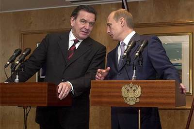 Gerhard Schröder (izquierda) y Vladímir Putin, durante un encuentro en Oslo en 2002.