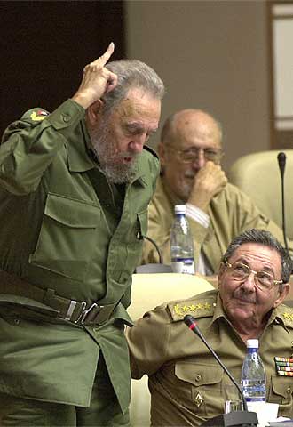 Fidel Castro, con su hermano Raul.