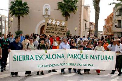 Manifestación a favor de la protección de la Sierra Escalona.