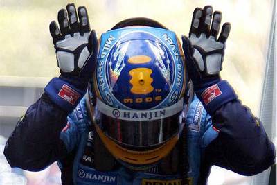 Fernando Alonso celebra su triunfo en Melbourne.