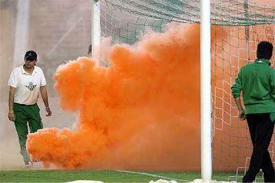 Una bengala sobre el césped del Ruiz de Lopera.