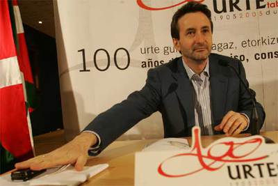 Josu Jon Imaz, presidente del PNV, durante la rueda de prensa ofrecida en Durango (Vizcaya).