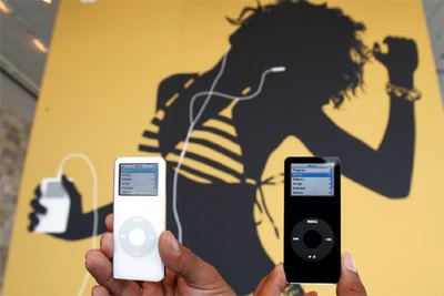 Dos dispositivos electrónicos aptos para el  podcast .