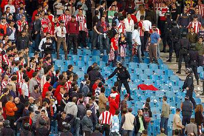 Policías expulsan el domingo a aficionados del fondo sur del Calderón.