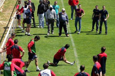 Un grupo de ultras invade en mayo pasado el campo de entrenamiento e increpa a los jugadores del Atlético.