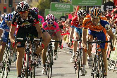 Alejandro Valverde (a la izquierda) supera a Óscar Freire en la línea de meta.