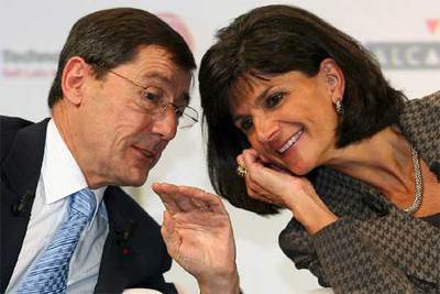 Serge Tchuruk y Patricia Russo, durante la conferencia de prensa en París para explicar la fusión.