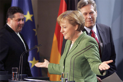 Angela Merkel, ayer junto al ministro de Medio Ambiente, Sigmar Gabriel (izquierda), y el de Economía, Michael Glos.