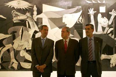 Javier Maqueda, Joseba Zubía y Miguel Ángel Aranaz (de izquierda a derecha), ayer ante el  Guernica. 