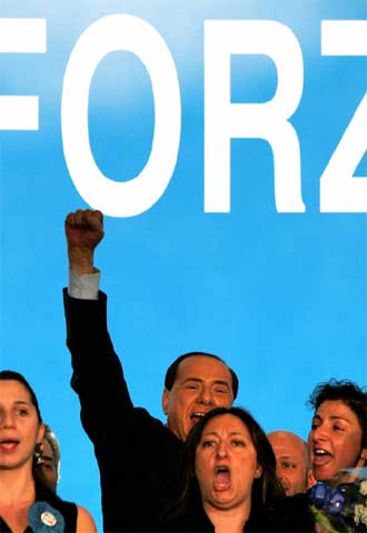 Silvio Berlusconi canta y levanta el puño en un mitin de Forza Italia ayer.